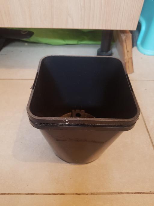 Buy & Sell Lancashire Burnley - Photos for 14 1/2 cm and 24 1/2 cm black plant pot