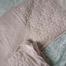 Double Rose pink bedding

duvet cover & two pillow case's

great condition

Delivery with royal mail 1st class

Collection also available Garston L19 :)