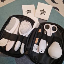 Tommee Tippee Grooming kit
*comb
*brush
*thermometer
*nose cleaner
*toothbrush
*nail cutters
*scissors
*nail file

Never used

Delivery with royal mail 1st class

Collection also available Garston L19 :)