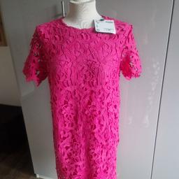 Pinkfarbenes neues Kleid mit Spitze im Vorderteil.
Np.29.95