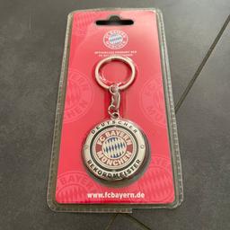 Original F.C. Bayern Schlüsselanhänger.
Vllt etwas für Sammler. Ist schon etwas älter aber OVP.
Bei Interesse einfach Angebot machen.
Versand ist kein Problem.