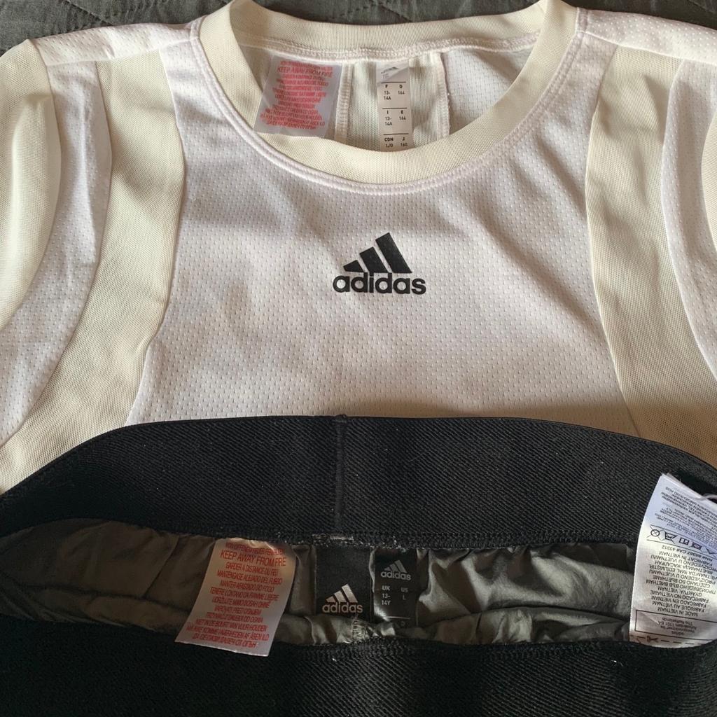 Adidas Set -Shirt +kurze Hose
Puma Shirt und hose Hollister
Die Weste ist gratis dazu
164
