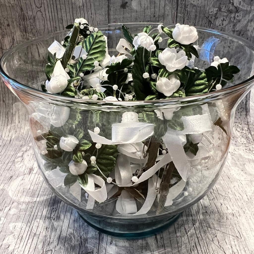 Ich verkaufe 24 Stück Anstecker in weiß-grün mit Perlenbänder und Sicherheitsnadel

Versand 5€

Gerne mache ich Ihnen haltbare Hochzeitsdekoration mit Trockenblumen und echten konservierten Rosen die sind jahrelang haltbar und bleiben strahlend schön wie frisch gepflückt!