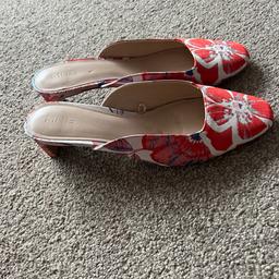 Hi and welcome to this gorgeous looking stylish ladies Mango Floral Jacquard Mule Loafer Size Uk 6 eur 39 in mint condition thanks