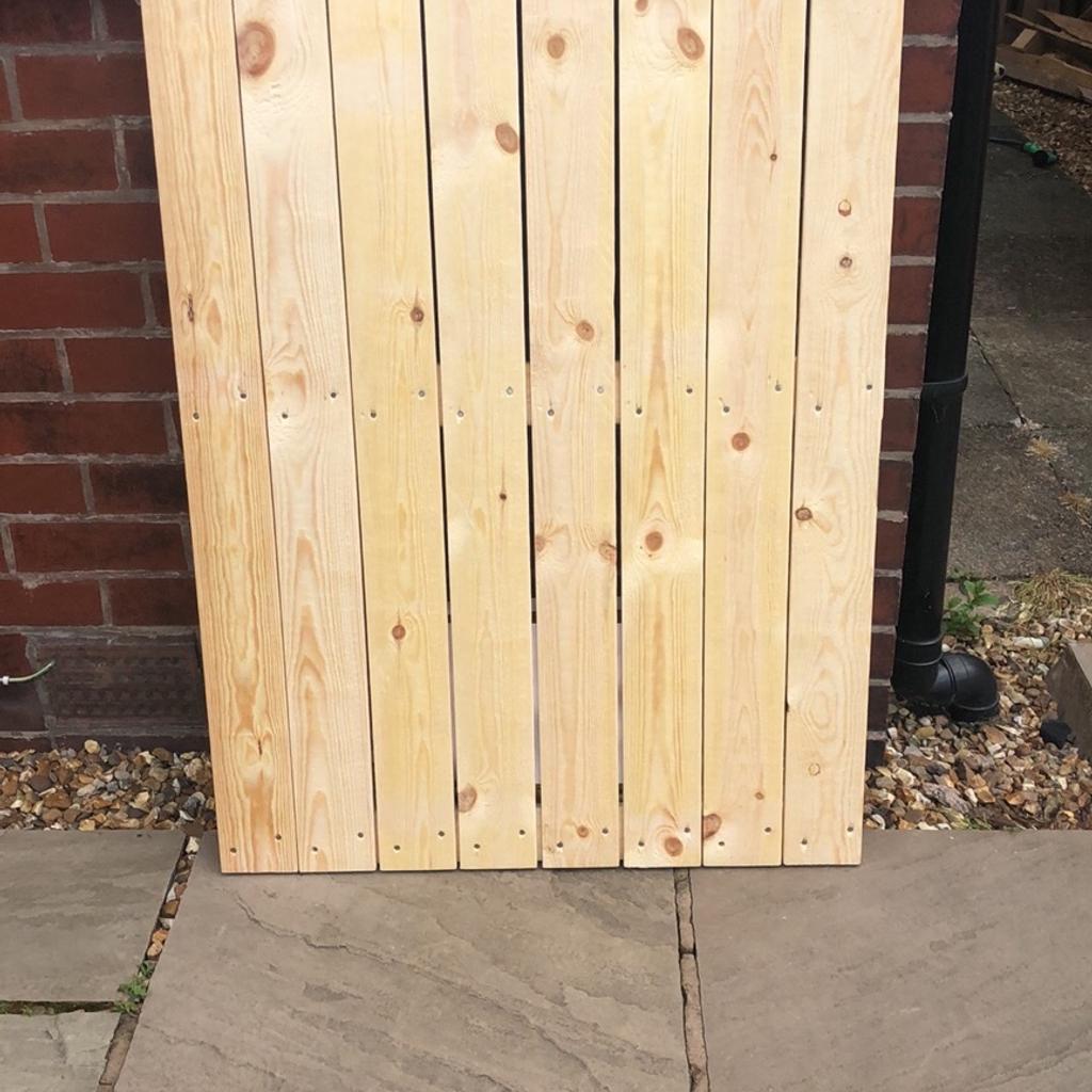 New wooden boards 1.2 meters hight and 2.7ft wide heat tread ideal for garden fencing decking ect