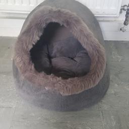 realy warm comfy and cosy

only selling as my cat is just not interested in it at all

collection from the b31 area