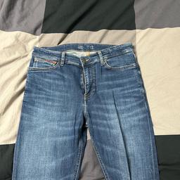 Verkauft wird eine dunkelblaue Jenas der Marke Tommy Hilfiger. Die Hose wurde nur seltene Male getragen. Der Schnitt ist skinny und mega bequem.
Mehrere Bilder auf Anfrage. VHB und Versand möglich!