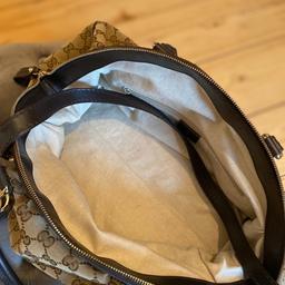 Orginal Gucci Handtasche mit Gurt zum Umhängen.
Die Tasche ist Neu und wurde nie verwendet (war ein Geschenk)