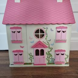 beautiful wooden dolls house including dolls and furniture 

Great condition 

from a smoke pet free home 🏡