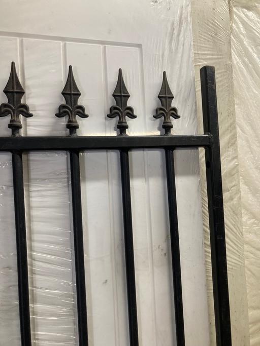 Buy & Sell Essex Thurrock - Essex - Photos for Metal gate crested design