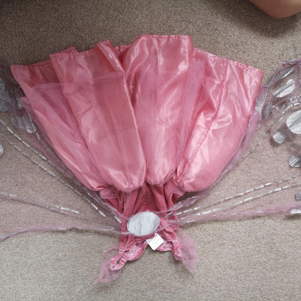 Age 1-2 years
Angel / fairy costume
Wings are removable as they are attached by velcro to back of dress
1 velcro wrist strap is missing from wings