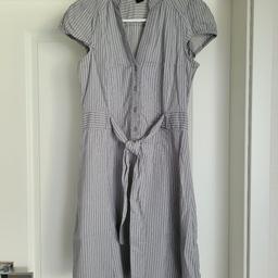Luftiges leichtes Kleid mit Knopfleiste und Bindegürtel

keine Mängel

Farbe: grau gestreift
Länge: 91cm
Marke: H&M

- Versand möglich 
- Tierfreier-/ Nichtraucherh.