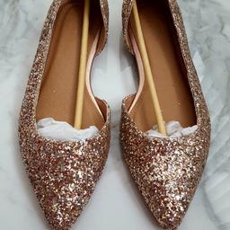 ASOS DESIGN Wide Fit pointed ballet flats in Rose Gold glitter
Shoes
UK Size 7
Brand New
Collect Kings Heath Birmingham 13
POST  £3.99 P&P