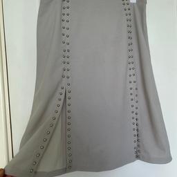 Boohoo grey skirt split leg with studs size 10 to 12
Measurements
Waist 37cm
Length 60cm
Collection in person from Wilnecote Tamworth