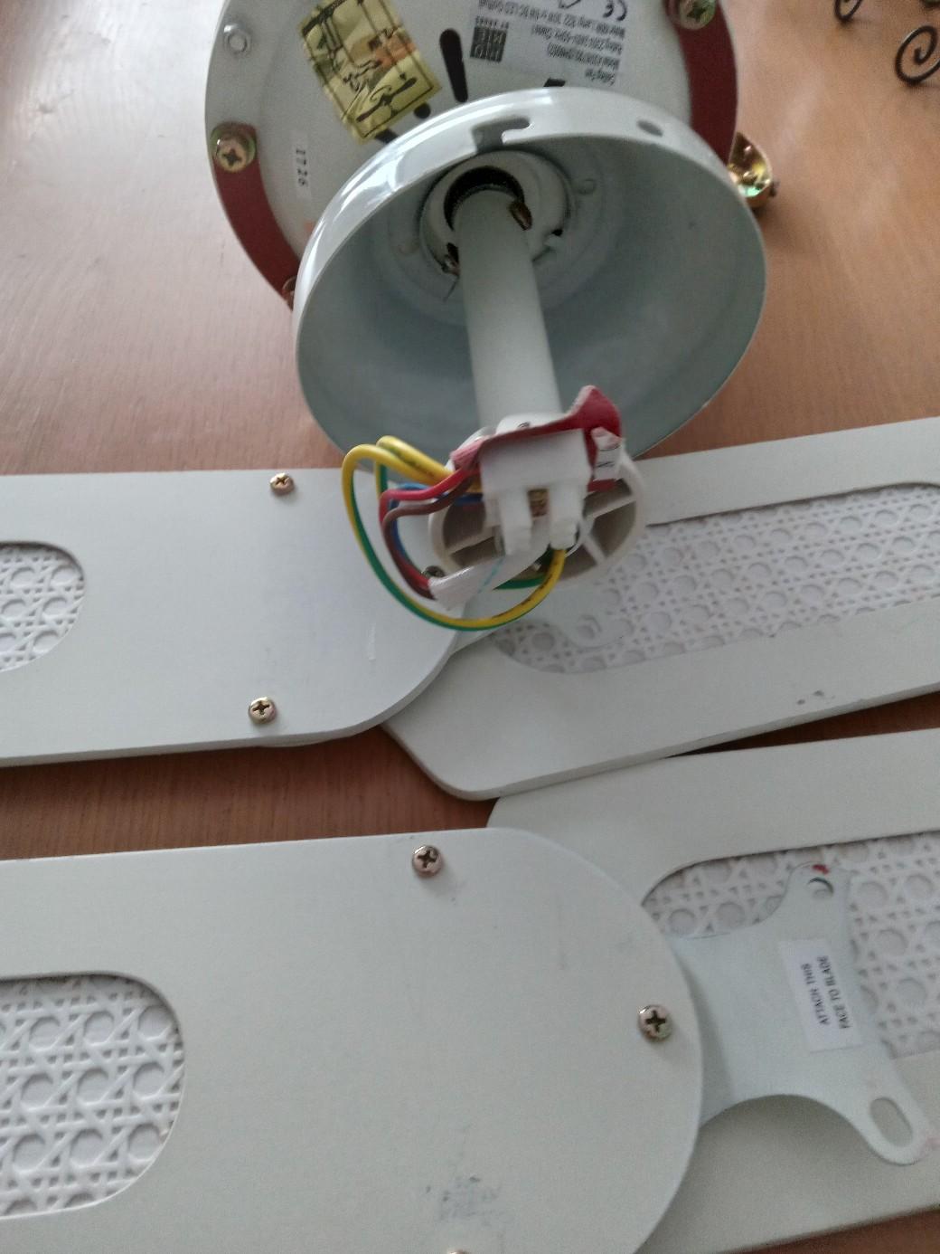 Ceiling light / fan. Complete with fittings in SS15 Basildon für 15,00 ...