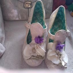 Beautiful Irregular Choice shoes.
pale cream with gold filigree pattern over , flowers on front and unusual clear heel.
Would be lovely for a wedding or special occasion.
far too nice to sit in bottom of my wardrobe come with handbag
which was used with shoes for a wedding I've just added that free.
