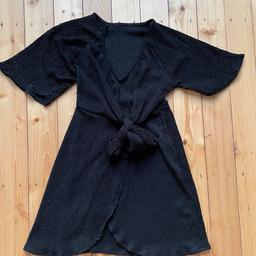 Super erhaltenes schwarzes Kleid von Zara mit Knoten. Etikett entfernt,es handelt sich um Größe S
