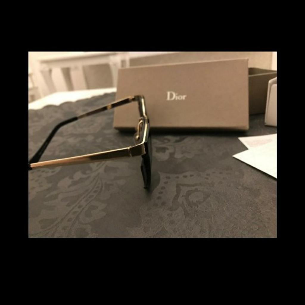 100% Original aus dem Italien Urlaub die Brille ist nagel neu und ungetragen mit Dior Zertifikat.

Neupreis 329€

Nur Abholung von zuhause kein Versand!!!