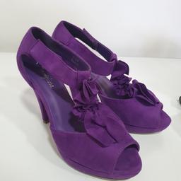 scarpe vertiginosamente belle...numero 38 ,indossate 1/2 volte ...in ottime condizioni da come si può vedere in foto .colore viola