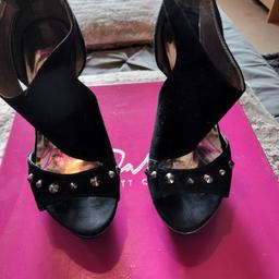 Ladies Zandra Rhodes Shoes.
High Heels.
Size 5.
Excellent Condition.
Worn Once.
Black and Silver.
Collection Only.
No Shpock Wallet.