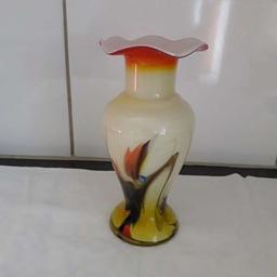Verkaufe handbemalte Vase aus Muranoglas, Handarbeit, sehr dekorativ, farbverlaufend gelb, ausgezeichneter Zustand.

20 cm hoch und 10 cm Durchmesser.