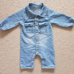 Baby Jumpsuit Denim wurde ausgepackt, 1x gewaschen aber nie getragen daher wie Neu :)
nur selbstabhollung...