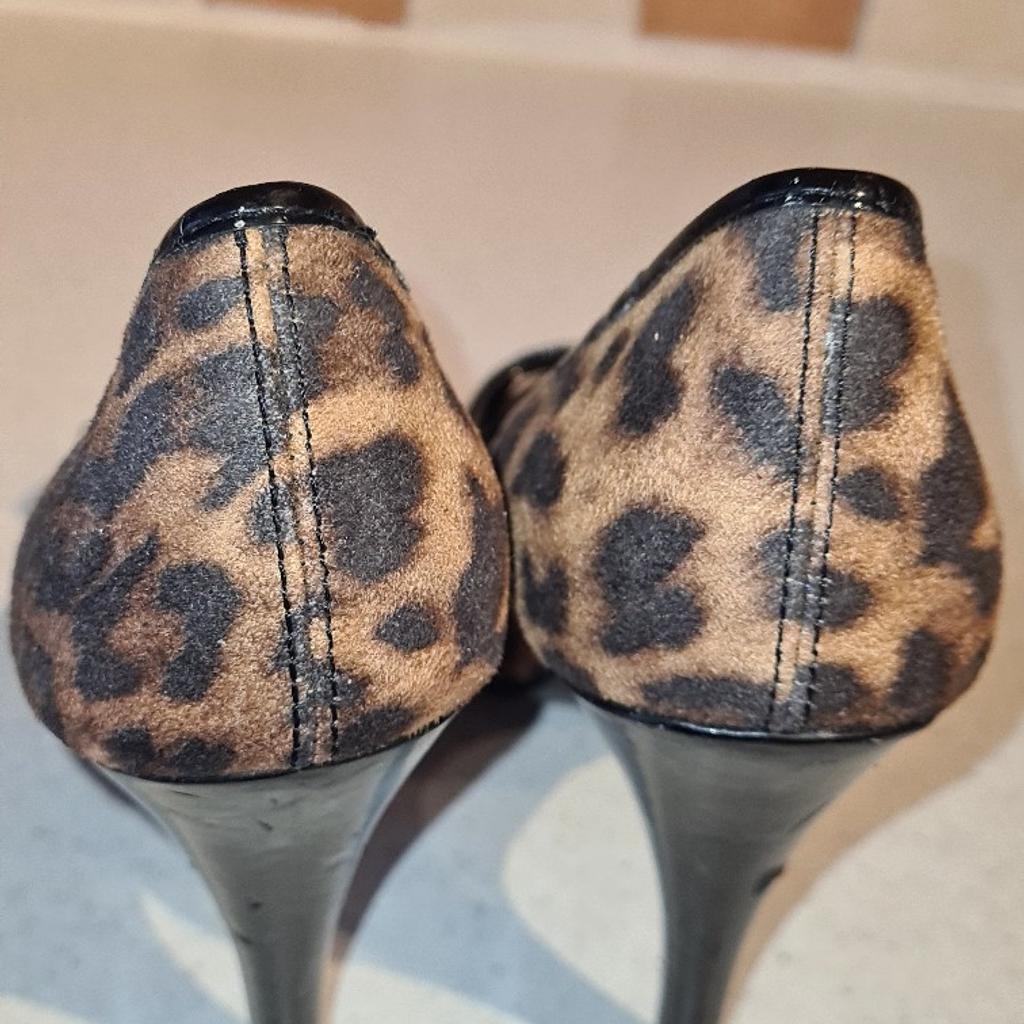 New Look High Heeled Leopard Print Suede Sandals With Buckles UK 6. Excellent condition.
Footnote...
See photos for condition size flaws materials etc. I can offer try before you buy option if you are local but if viewing on an auction site viewing STRICTLY prior to end of auction.  If you bid and win it's yours. Cash on collection or post at extra cost which is £4.55 Royal Mail 2nd class. I can offer free local delivery within five miles of my postcode which is LS104NF. Listed on five other sites so it may end abruptly. Don't be disappointed. Any questions please ask and I will answer asap.
Please check out my other items. I have hundreds of items for sale including bikes, men's, womens, and children's clothes. Trainers of all brands. Boots of all brands. Sandals of all brands.
There are over 50 bikes available and I sell on multiple sites so search bikes in Middleton west Yorkshire.