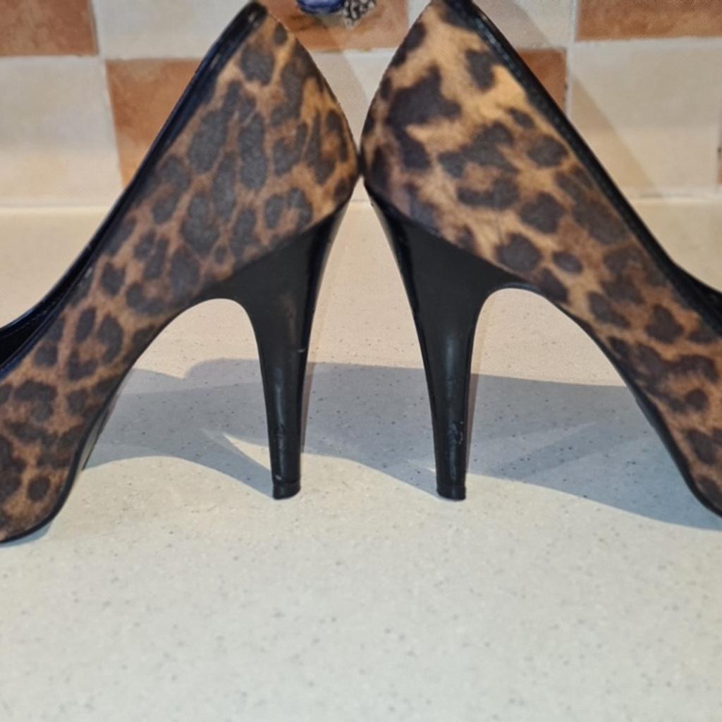 New Look High Heeled Leopard Print Suede Sandals With Buckles UK 6. Excellent condition.
Footnote...
See photos for condition size flaws materials etc. I can offer try before you buy option if you are local but if viewing on an auction site viewing STRICTLY prior to end of auction.  If you bid and win it's yours. Cash on collection or post at extra cost which is £4.55 Royal Mail 2nd class. I can offer free local delivery within five miles of my postcode which is LS104NF. Listed on five other sites so it may end abruptly. Don't be disappointed. Any questions please ask and I will answer asap.
Please check out my other items. I have hundreds of items for sale including bikes, men's, womens, and children's clothes. Trainers of all brands. Boots of all brands. Sandals of all brands.
There are over 50 bikes available and I sell on multiple sites so search bikes in Middleton west Yorkshire.