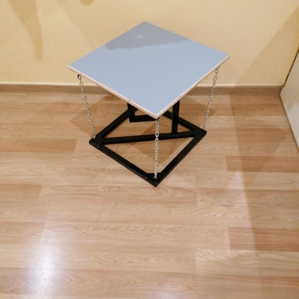 Design Tisch, Stuhl aus Stahlrohr, Lackierung :schwarz metallik. Maße ca. Höhe 50 cm, Breite 50 cm. Belastbar bis ca 80 Kg. Gewicht ca. 10 kg.
Nur Abholer, Kein Versand.