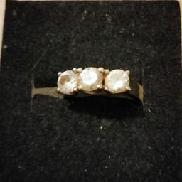 9ct Gold Ring.
Clear Tri Stone.
Approx Size J.
Excellent Condition.
Collection Only.
No Shpock Wallet.