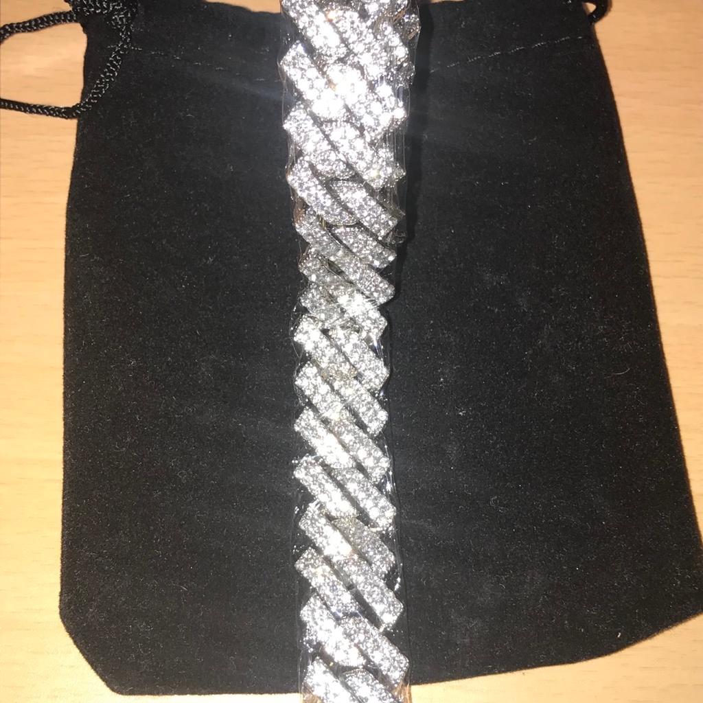 NEW 24inch men's rhinestone cuban chain, fully packaged with gift bag - free delivery 📦 ✅

You are supporting a small British business by purchasing this product 🇬🇧♥️