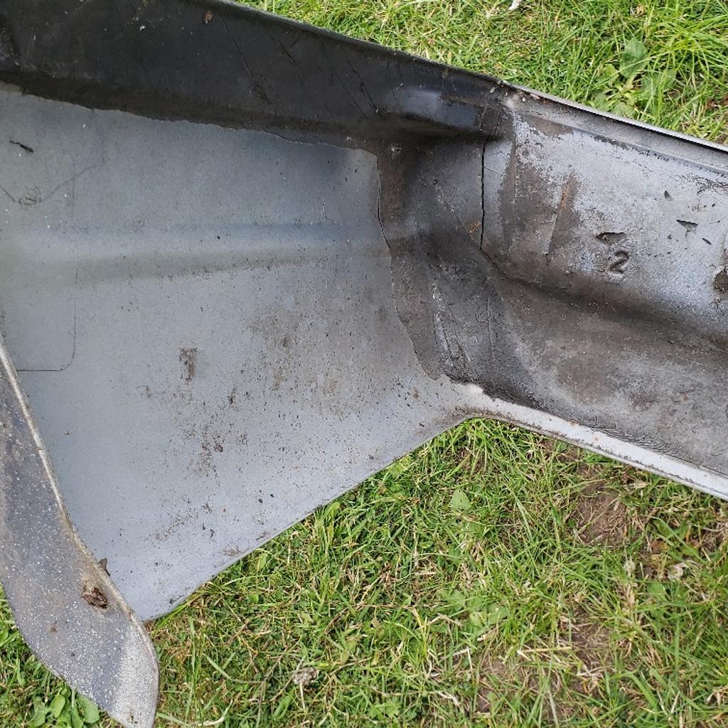 Ford escort rs turbo series 2 xr3i rear bumper grey with genuine red stripe,
just few scratches no cracks needs full refurb . ideal for a ford enthousiaste project .