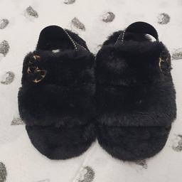 Girls River Island fluffy slippers, size 3 toddlers.
Worn once so in excellent condition
Collection or can post