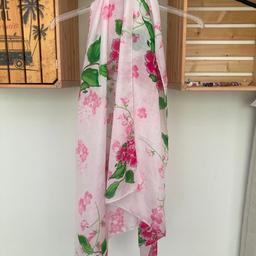Schöner Schal des Parfüm Designers Antonio Maretti. Angenehmer, glänzender Stoff aus 100% Polyester in rosa und grün mit Blumen. Neuwertiger Zustand.

Länge 174cm
Breite 73cm