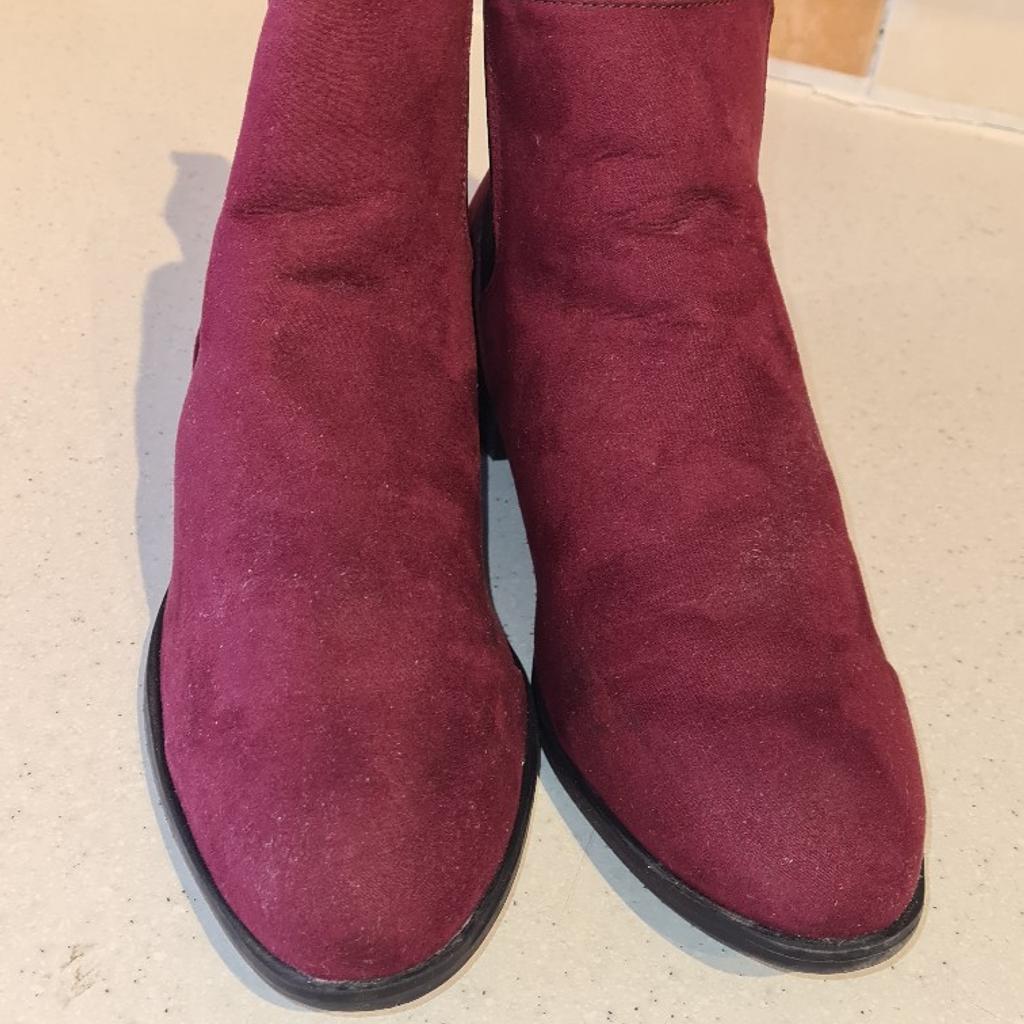Papaya Ladies Faux Suede Burgundy Chelsea Boots Worn Once. Uk 5.
Footnote...
See photos for condition size flaws materials etc. I can offer try before you buy option if you are local but if viewing on an auction site viewing STRICTLY prior to end of auction.  If you bid and win it's yours. Cash on collection or post at extra cost which is £4.55 Royal Mail 2nd class. I can offer free local delivery within five miles of my postcode which is LS104NF. Listed on five other sites so it may end abruptly. Don't be disappointed. Any questions please ask and I will answer asap.
Please check out my other items. I have hundreds of items for sale including bikes, men's, womens, and children's clothes. Trainers of all brands. Boots of all brands. Sandals of all brands.
There are over 50 bikes available and I sell on multiple sites so search bikes in Middleton west Yorkshire.