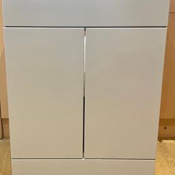 Brand new in box Nuie Bathroom Basin Vanity unit. Colour is grey mist gloss finish and measures 600mm X 400mm X 800mm, this is a floor standing cabinet that has only been unboxed to take pictures. Comes with chrome handles.