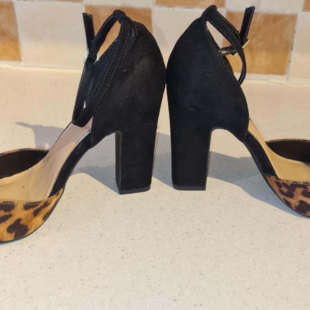 New Look Leopard Print Suede Thick Heels Wide Fit Uk 4 Shoes. Excellent condition.
See photos for condition size flaws materials etc. I can offer try before you buy option if you are local but if viewing on an auction site viewing STRICTLY prior to end of auction.  If you bid and win it's yours. Cash on collection or post at extra cost which is £4.55 Royal Mail 2nd class. I can offer free local delivery within five miles of my postcode which is LS104NF. Listed on five other sites so it may end abruptly. Don't be disappointed. Any questions please ask and I will answer asap.
Please check out my other items. I have hundreds of items for sale including bikes, men's, womens, and children's clothes. Trainers of all brands. Boots of all brands. Sandals of all brands.
There are over 50 bikes available and I sell on multiple sites so search bikes in Middleton west Yorkshire.
