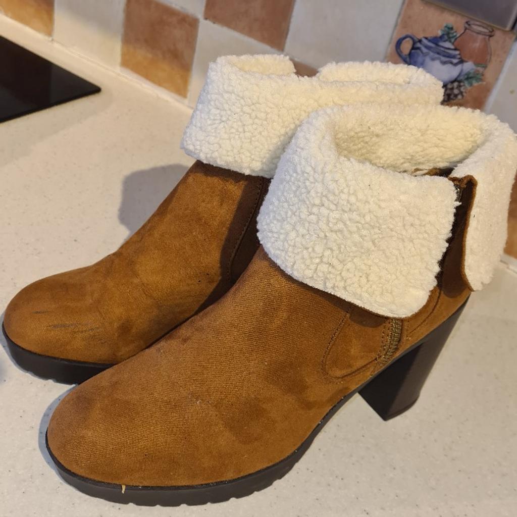 Ladies Brown Suede And Faux Fur Lined Mid Heeled Snow Boots Uk7 Fantastic condition.
See photos for condition size flaws materials etc. I can offer try before you buy option if you are local but if viewing on an auction site viewing STRICTLY prior to end of auction.  If you bid and win it's yours. Cash on collection or post at extra cost which is £4.55 Royal Mail 2nd class. I can offer free local delivery within five miles of my postcode which is LS104NF. Listed on five other sites so it may end abruptly. Don't be disappointed. Any questions please ask and I will answer asap.
Please check out my other items. I have hundreds of items for sale including bikes, men's, womens, and children's clothes. Trainers of all brands. Boots of all brands. Sandals of all brands.
There are over 50 bikes available and I sell on multiple sites so search bikes in Middleton west Yorkshire.