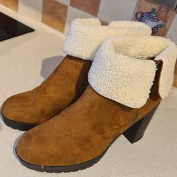 Ladies Brown Suede And Faux Fur Lined Mid Heeled Snow Boots Uk7 Fantastic condition. 
See photos for condition size flaws materials etc. I can offer try before you buy option if you are local but if viewing on an auction site viewing STRICTLY prior to end of auction.  If you bid and win it's yours. Cash on collection or post at extra cost which is £4.55 Royal Mail 2nd class. I can offer free local delivery within five miles of my postcode which is LS104NF. Listed on five other sites so it may end abruptly. Don't be disappointed. Any questions please ask and I will answer asap.
Please check out my other items. I have hundreds of items for sale including bikes, men's, womens, and children's clothes. Trainers of all brands. Boots of all brands. Sandals of all brands. 
There are over 50 bikes available and I sell on multiple sites so search bikes in Middleton west Yorkshire.