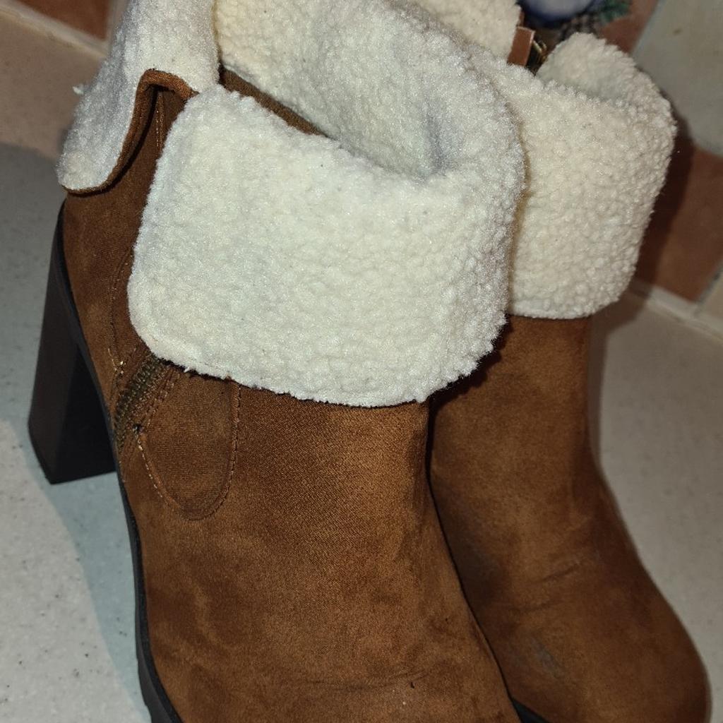 Ladies Brown Suede And Faux Fur Lined Mid Heeled Snow Boots Uk7 Fantastic condition.
See photos for condition size flaws materials etc. I can offer try before you buy option if you are local but if viewing on an auction site viewing STRICTLY prior to end of auction.  If you bid and win it's yours. Cash on collection or post at extra cost which is £4.55 Royal Mail 2nd class. I can offer free local delivery within five miles of my postcode which is LS104NF. Listed on five other sites so it may end abruptly. Don't be disappointed. Any questions please ask and I will answer asap.
Please check out my other items. I have hundreds of items for sale including bikes, men's, womens, and children's clothes. Trainers of all brands. Boots of all brands. Sandals of all brands.
There are over 50 bikes available and I sell on multiple sites so search bikes in Middleton west Yorkshire.
