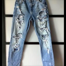 Bellissimi jeans originali Bershka GIRLFRIEND Authentic Jeans Collection, tg. 38 EU corrispondente ad un 44 ( M ), modello Vintage Inspired, con strappi, bottoni logati, a vita alta ma morbidi, skinny ma comodi. Vestibilità perfetta! 
Vendo a prezzo affare a soli 8 euro. + spese di spedizione. Occasione!