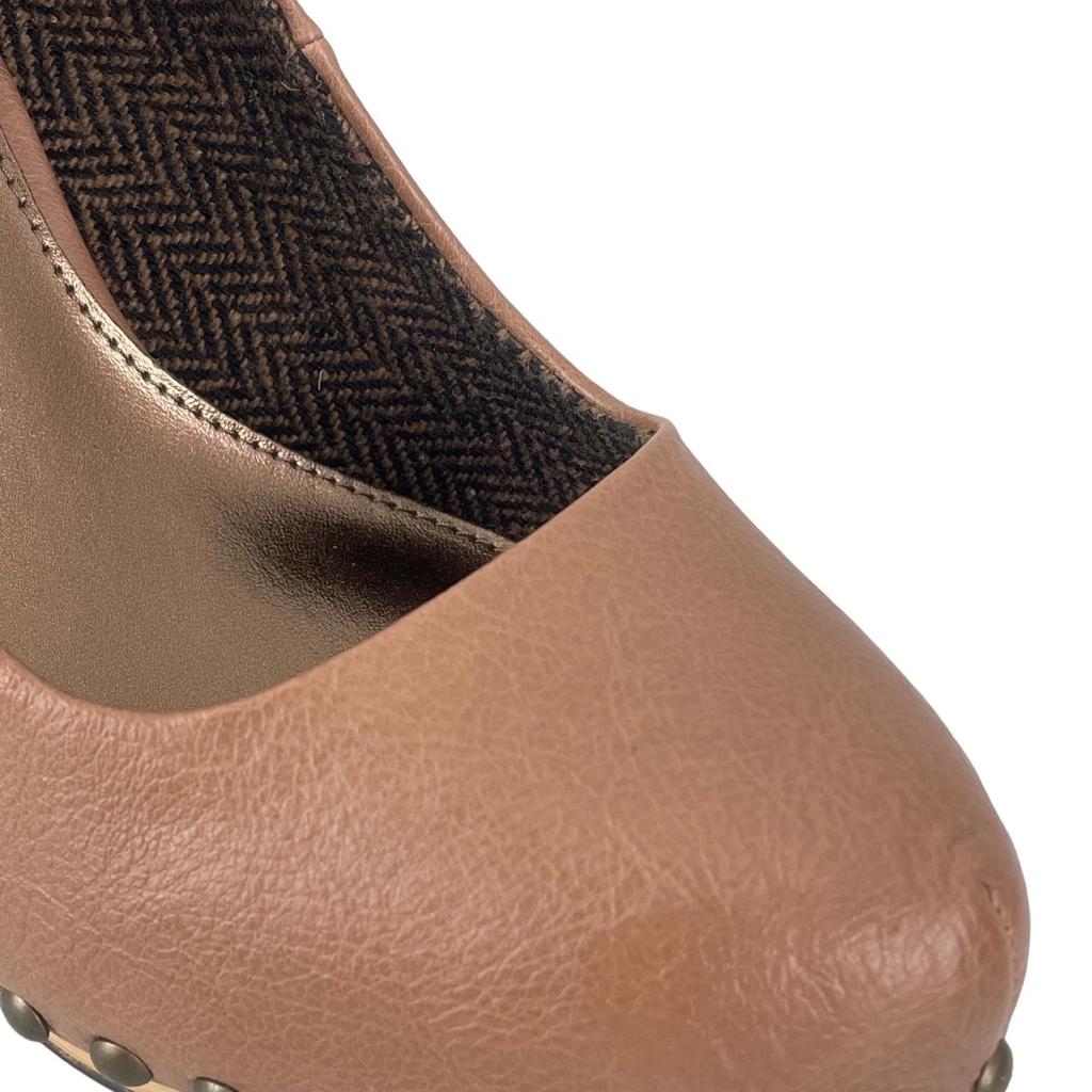 Brown Leather Concealed Platform Court Heels

UK 4.5 | EUR 37.5 | US 6.5

Measurements (approximate)
Insole length - 9.5 in (24 cm)
Insole width - 3 in (7.6 cm)
Heel height - 4.25 in (10.8 cm)
Platform height - 1 in (2.54 cm)

Condition:
New in box. Please see photos as part of description.

ID: 1000010121