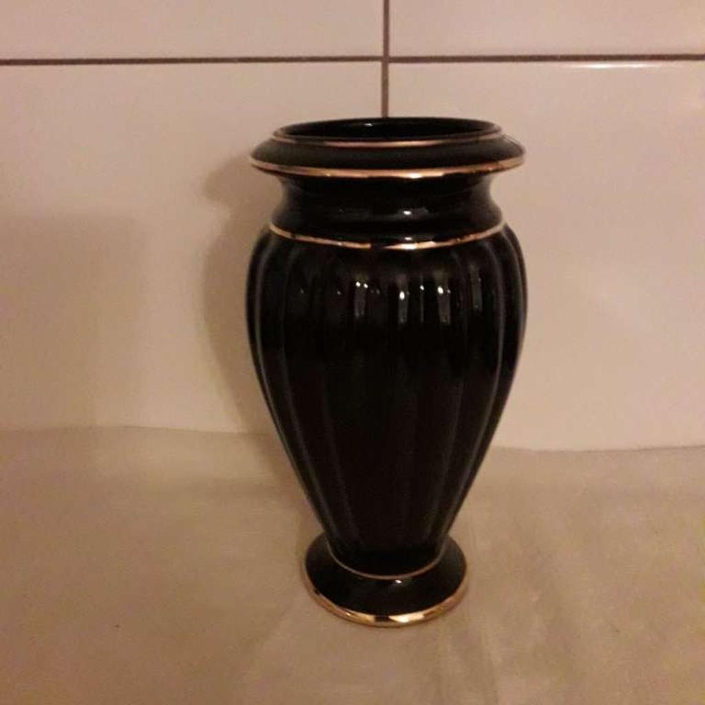 Verkaufe Schwarze Goldrand Vase, aus emailliertem Glas, sehr dekorativ, 22 cm hoch, 15 cm Durchmesser, sehr guter Zustand.