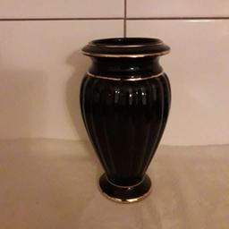 Verkaufe Schwarze Goldrand Vase, aus emailliertem Glas, sehr dekorativ, 22 cm hoch, 15 cm Durchmesser, sehr guter Zustand.