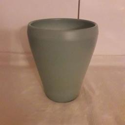 Verkaufe Hellblauer Blumenübertopf aus Keramik, 17 cm hoch, 13 cm Durchmesser, sehr guter Zustand.
