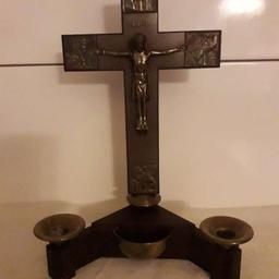 Verkaufe Kruzifix aus Holz und Metall, mit zwei Kerzenhalter und Weihbrunnenvorrichtung, 33 cm hoch, 25 cm breit, sehr guter Zustand.