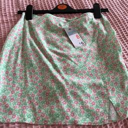 Brand new tagged 
Primark mini skirt 
Floral 
Uk size 8 
£3 
Collect Hollingwood
