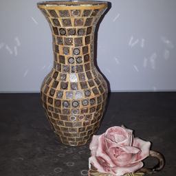 Goldene Vase mit Spiegelchen.
Kerzenhalter in Rosenform.
Preis pro Gegenstanf

Versand in Ö €4,75