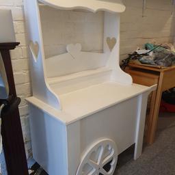 White wooden candy cart. No damage or cracks. Top part lifts off from main bottom part. Collection only please.
