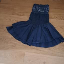 Mini- Kleid ,- Sommerkleid
trägerlos
Oberteil gerafft nit Pailletten
38
dunkelblau -> Farbe eher wie auf dem 3.Bild (ein wenig kräftiger)

Versand möglich, n.V. auch unversichert